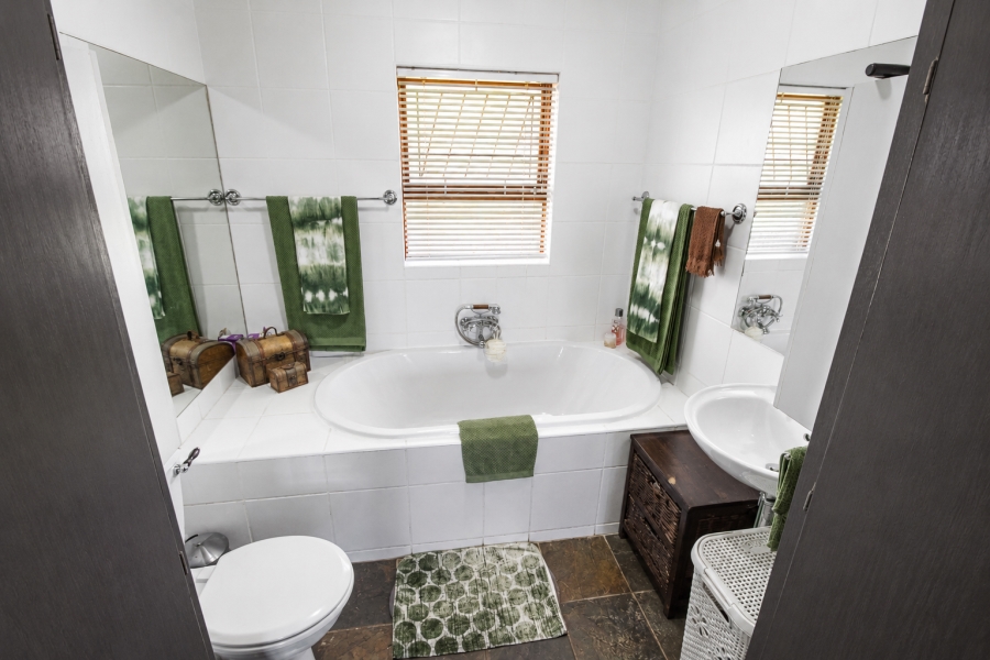 5 Bedroom Property for Sale in Wavecrest Eastern Cape